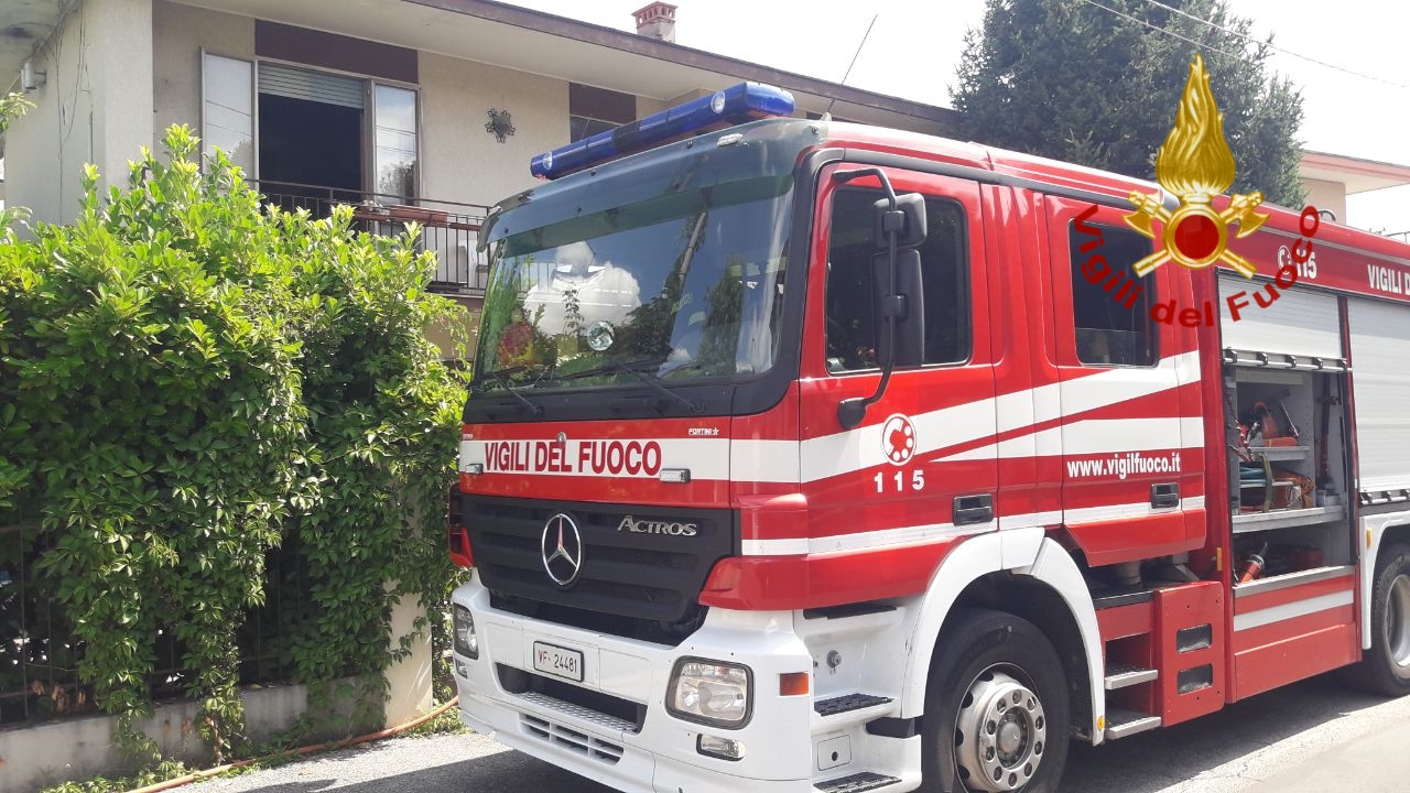 Incendio In Cucina I Pompieri Salvano Una Donna Rimasta A Terra