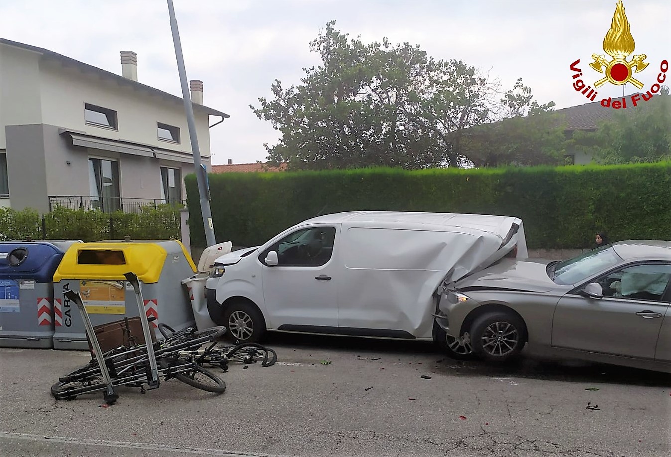 Carambola Tra Auto Bici Furgone In Sosta E I Cassonetti A Bordo