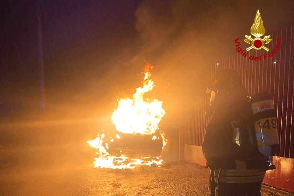 Auto Lasciata In Sosta Da Ore Prende Fuoco Sulla Statale 47 Sul Posto