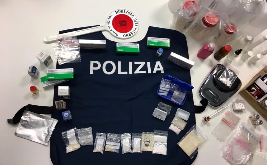 Bazar Di Sostanze Vietate In Casa: Due In Manette. Sequestrata "droga ...