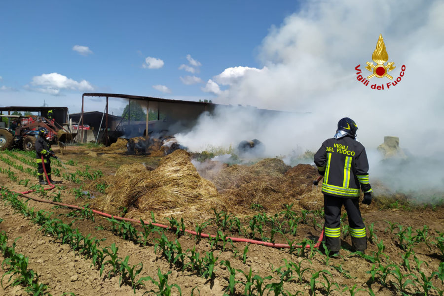 Incendio Nell'azienda Agricola. Il Fienile Va In Fumo Insieme A 500 ...