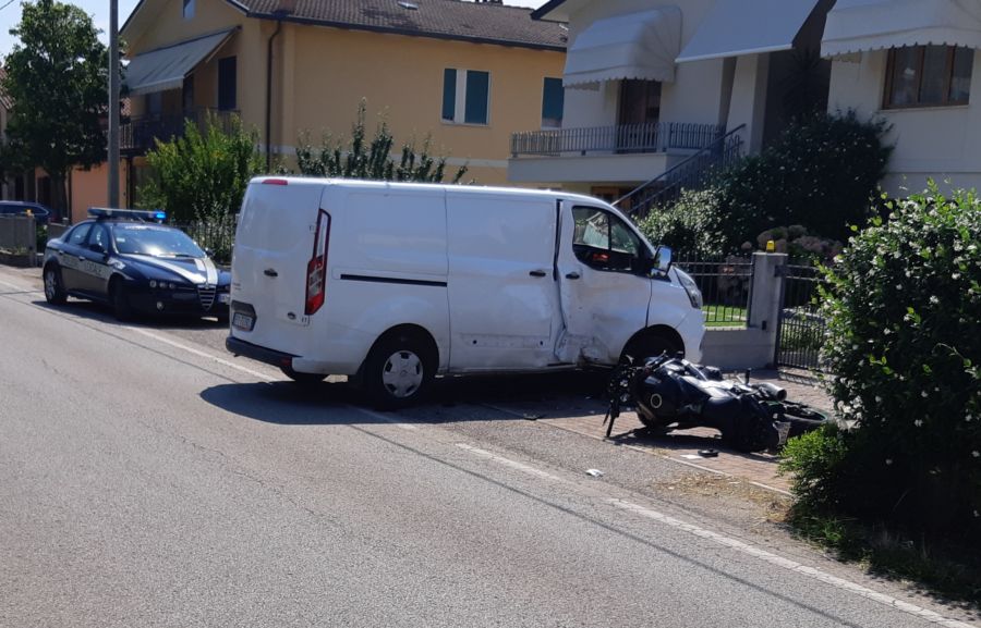 Moto Contro Furgone In Manovra: L'urto è Violentissimo. 32enne Soccorso ...