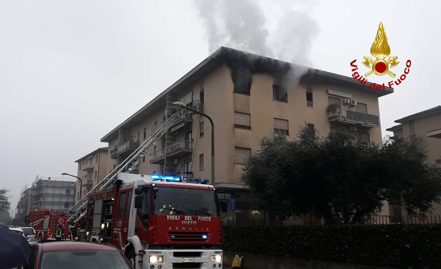 Incendio Nella Palazzina: Stabile Evacuato Dai Pompieri. L'origine In ...