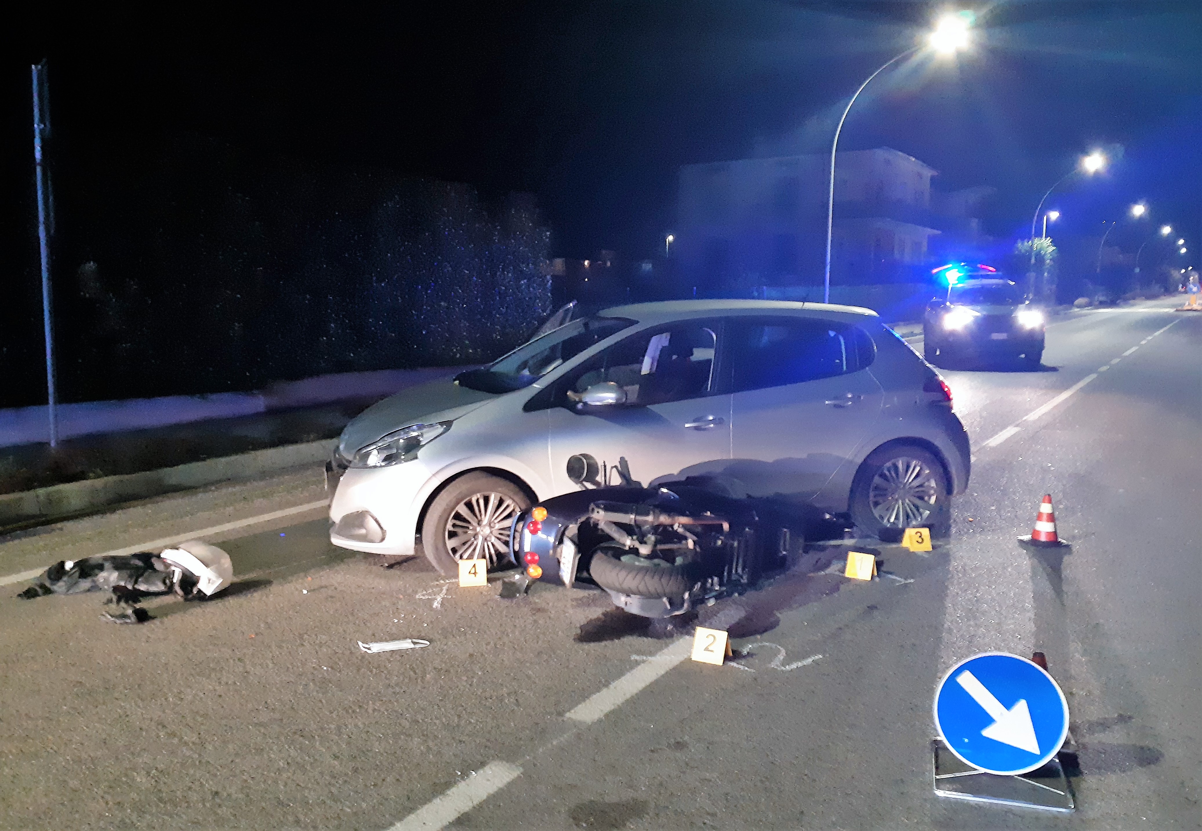 scontro auto moto nel traffico serale di punta ferito un motociclista di 23 anni l eco vicentino