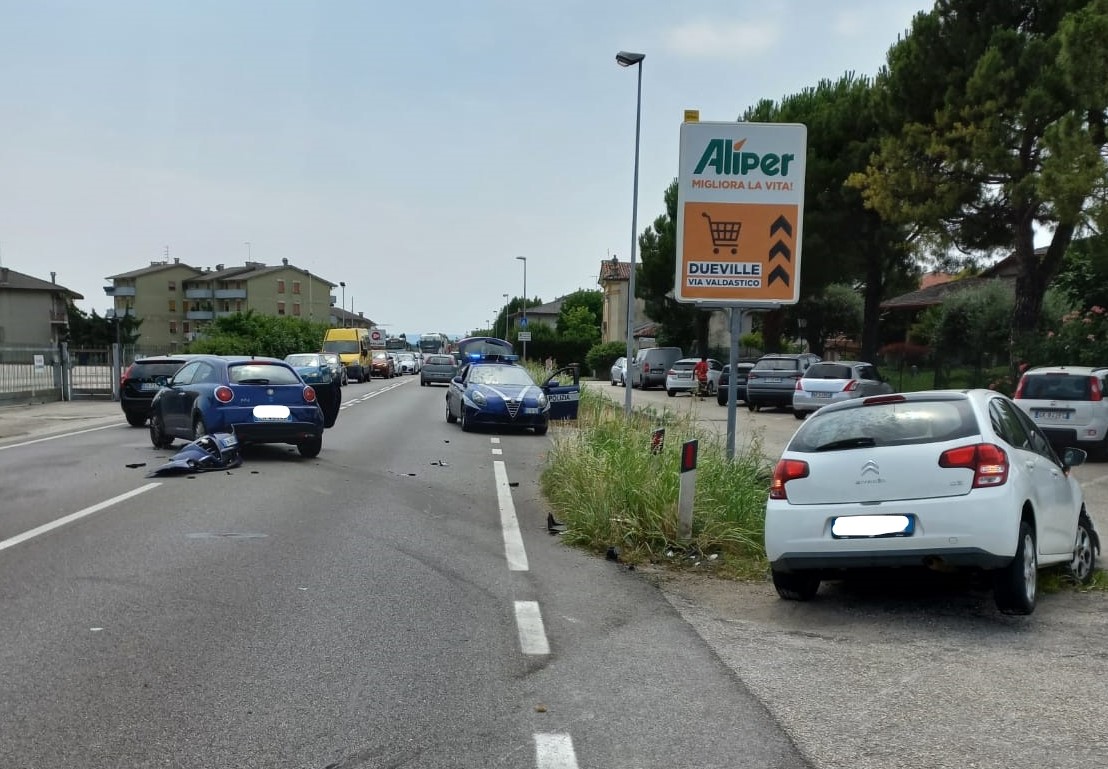 Auto Svolta Verso Il Ristorante E "parte" La Carambola Tra Tre Veicoli ...