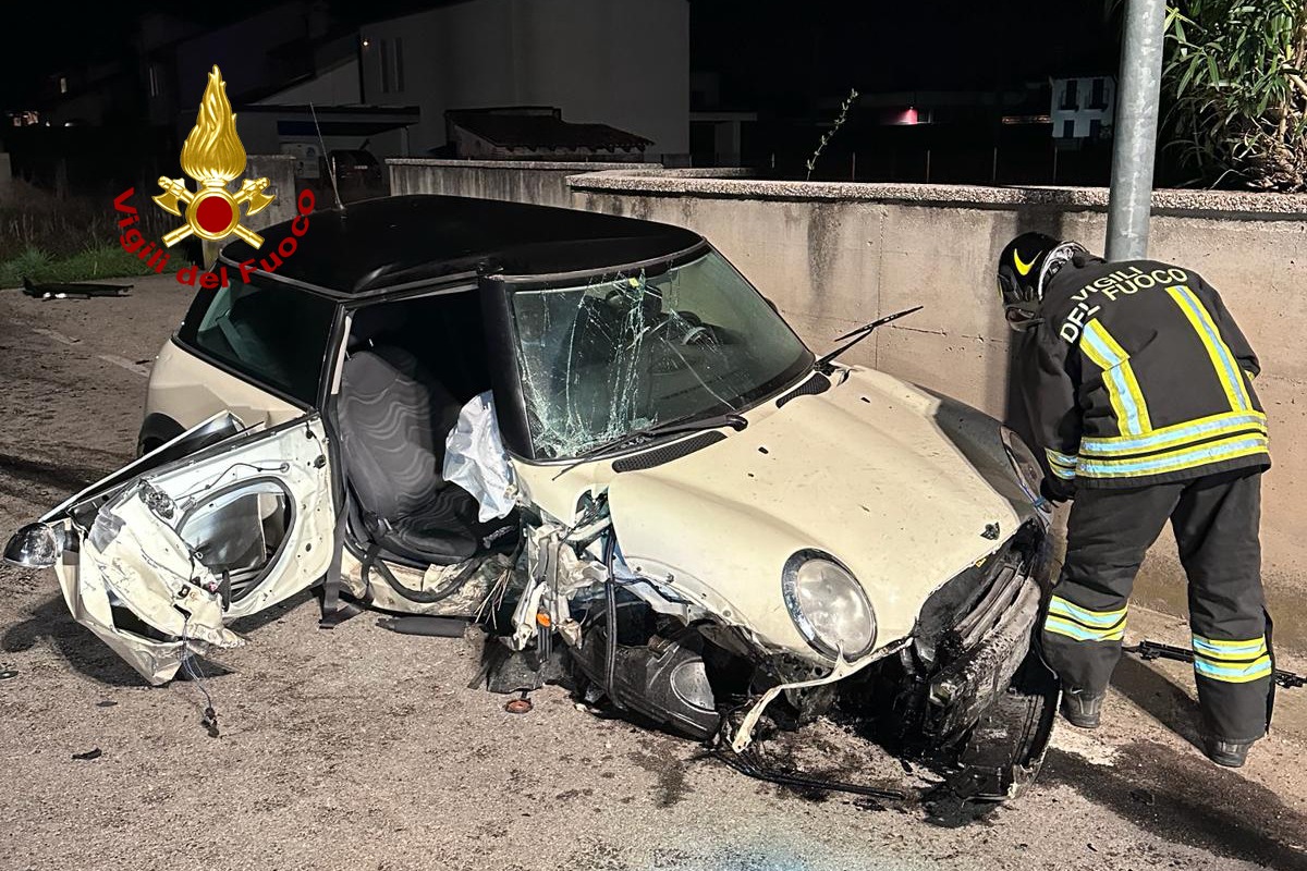 Auto Si Schianta Su Un Muretto Alle 3 Di Notte: Ferita Una 16enne ...